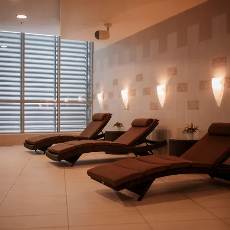 Doubletree By Hilton Отель Братислава